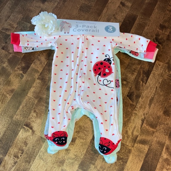 NEW Lady Bug 3 Pack Footed Baby Onesies 3 Months - Picture 1 of 11